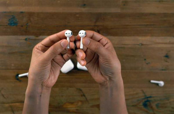 Обзор Apple AirPods 2: популярных наушников нового поколения