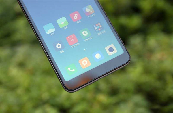 Первый обзор Xiaomi Redmi 6: пластиковый бюджетный смартфон