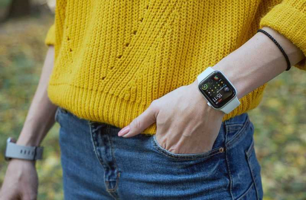 Сравнение Apple Watch Series 5 vs Fitbit Versa 2: какие умные часы лучше?