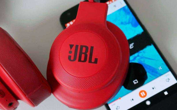 JBL E55BT – Обзор недорогих наушников JBL, чтобы просто слушать музыку